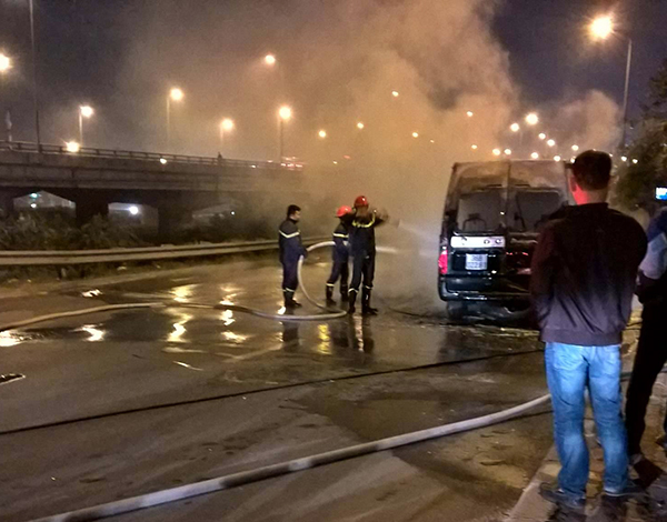 Limousine D-Car bốc cháy ngùn ngụt trên cao tốc Pháp Vân - Cầu Giẽ