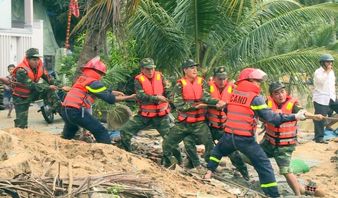 Bình Định: Dũng cảm cứu dân trong mưa lũ