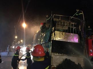 Đắk Lắk: Xe tải chở than bốc cháy giữa phố