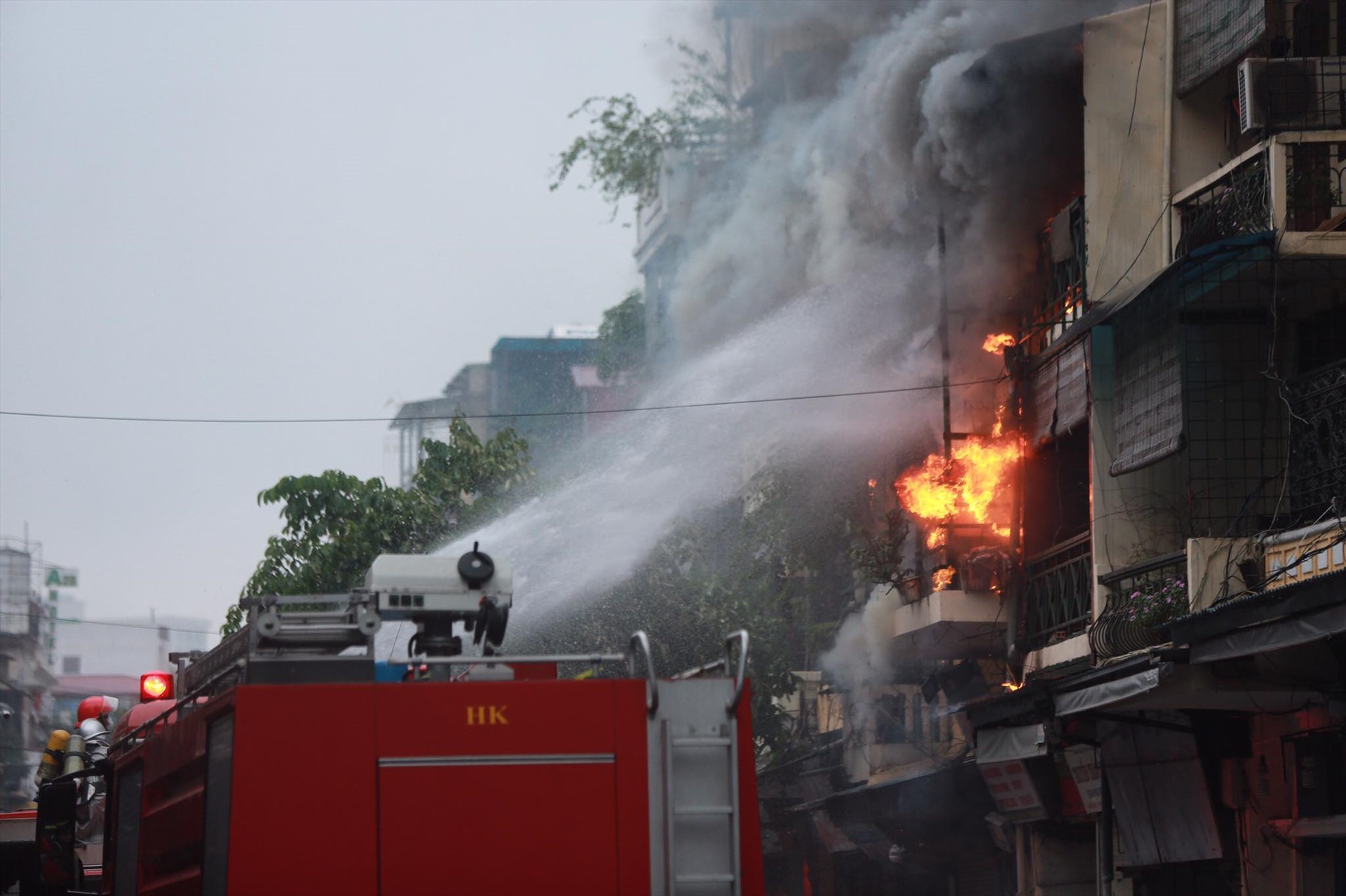 Hiện trường vụ cháy lớn căn nhà ở phố cổ Hà Nội 