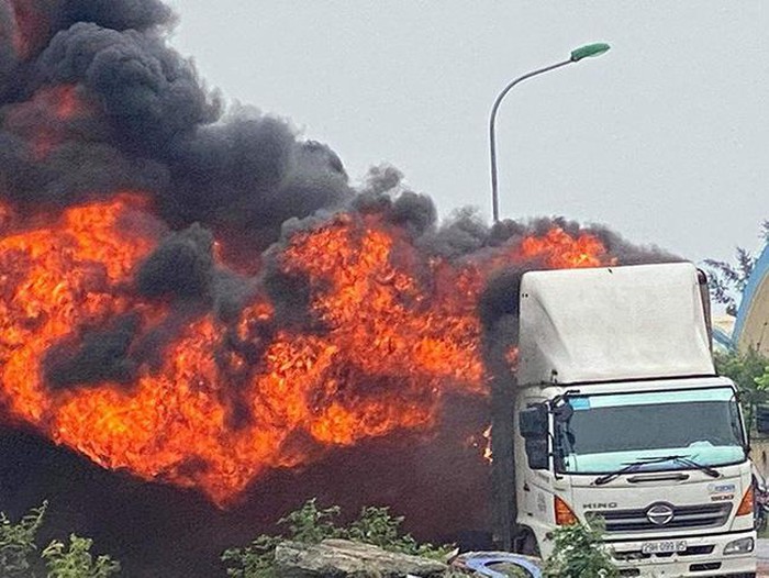 Quảng Bình: Xe tải bất ngờ bốc cháy, hàng chục xe máy trên thùng bị thiêu rụi
