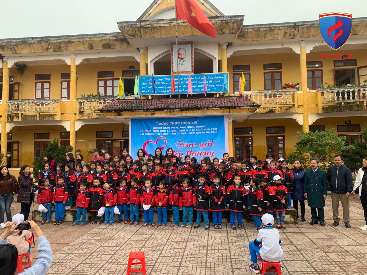  Hà Tĩnh: Gặp gỡ và trao quà cho trường tiểu học Cẩm Quang