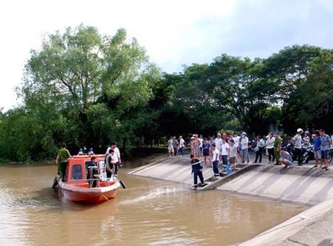 Công an tỉnh Tiền Giang truy tìm người đàn ông bán vé số rơi xuống sông Bảo Định.