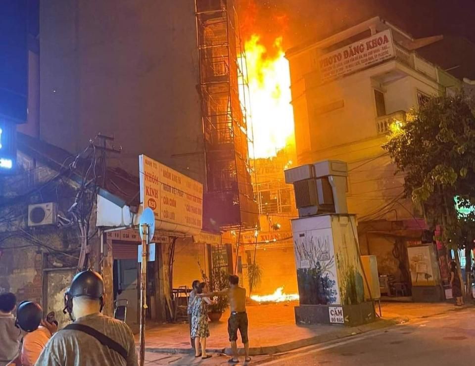 Hà Nội 19/6/2022: Nhanh chóng dập tắt đám cháy lớn ở nhà dân trên đường Giải Phóng