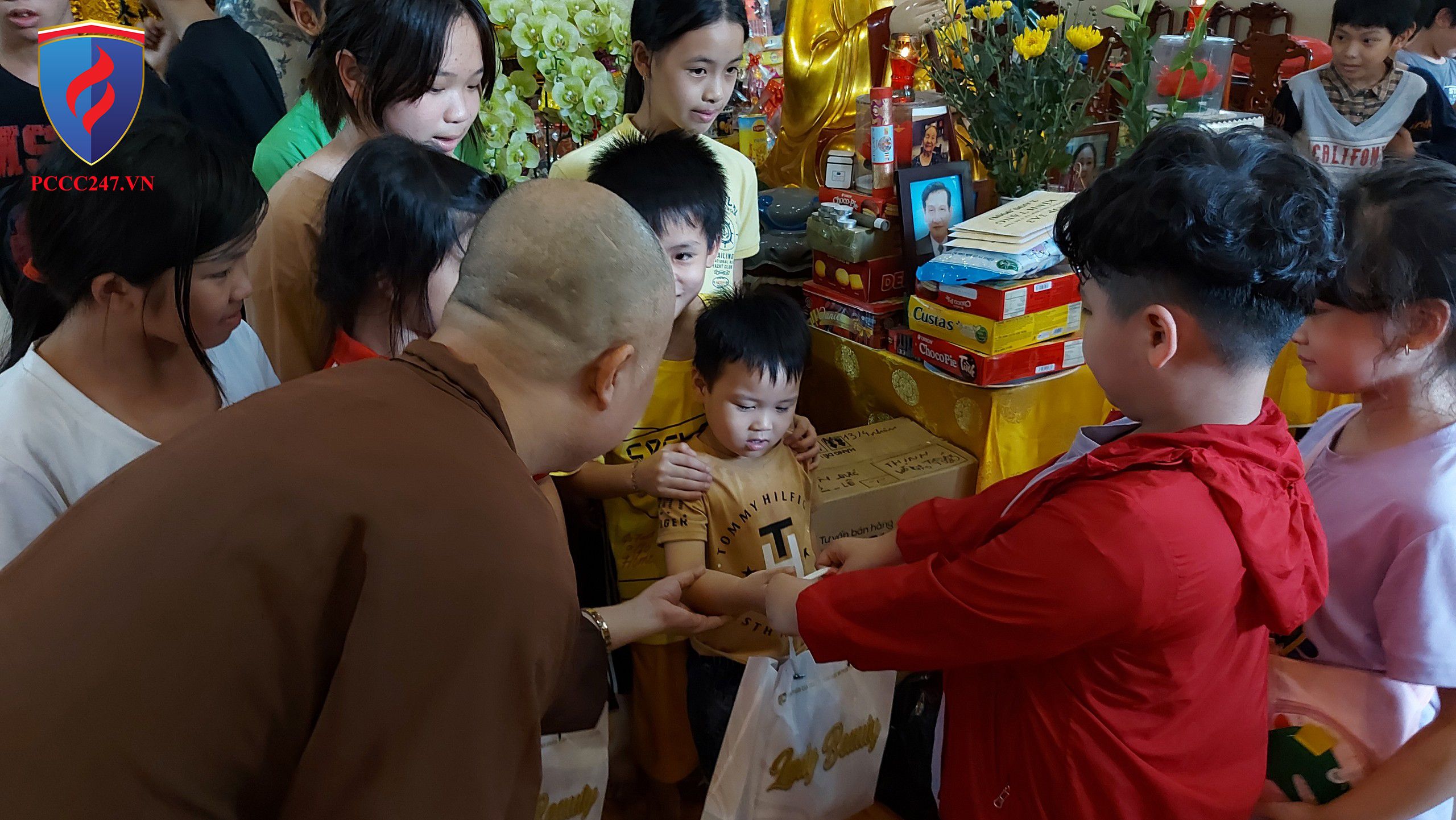Từ thiện : Trao quà cho các cháu khuyết tật, mồ côi tại Hà Nội và Hà Nam