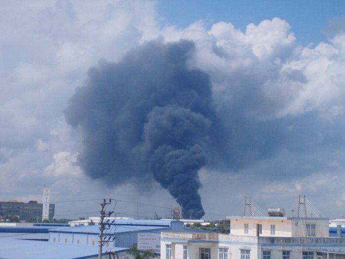 Đang cháy lớn, khói bốc cao hàng chục mét tại công ty in ở Hải Phòng