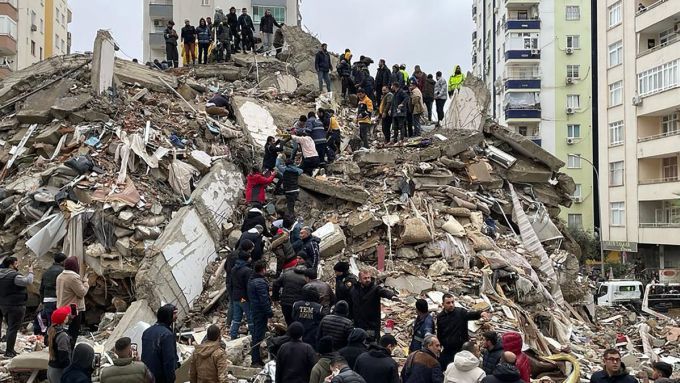 Video - Toàn cảnh động đất tại Thổ Nhĩ Kỳ, nhiều gia đình không còn ai sống sót