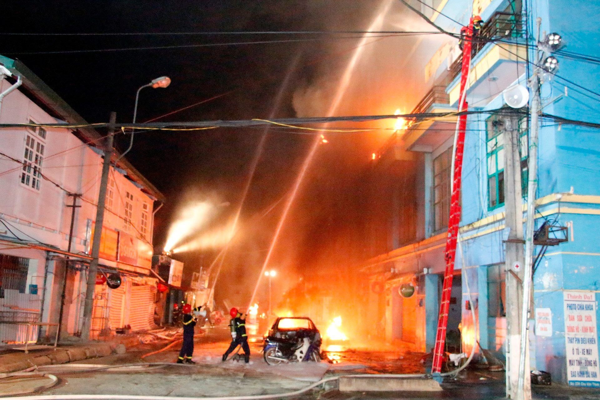 Diễn tập phương án ứng phó thảm họa cháy lớn khu dân cư tại Sơn La