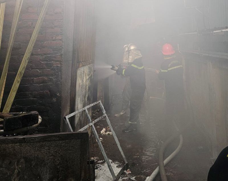 Cháy lớn tại cửa hàng phế liệu ở Trung Văn, lúc người dân phát hiện lửa đã rất lớn