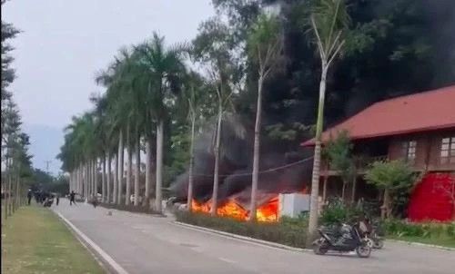 Cháy nhiều xe điện trong khu du lịch Vườn Vua - Phú Thọ