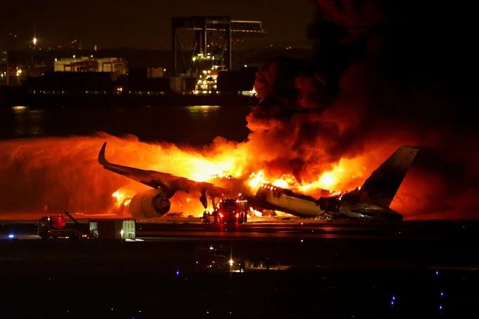 Tại sao máy bay Nhật Bản dù bốc cháy dữ dội sau va chạm nhưng lại không phát nổ?