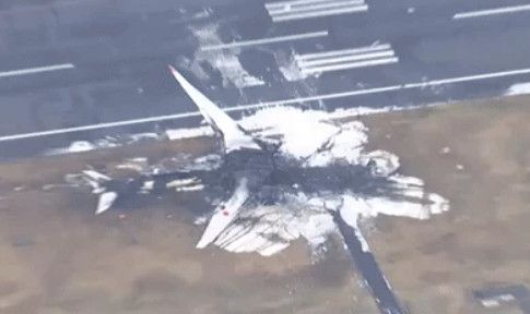 Máy bay trơ trụi gần như toàn bộ sau vụ va chạm tại Sân bay Haneda