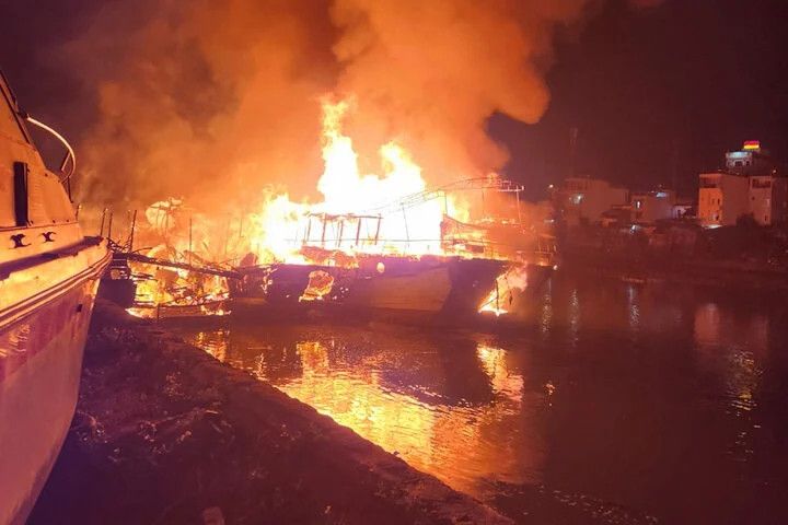 Cháy 3 tàu du lịch đang neo đậu ở Móng Cái