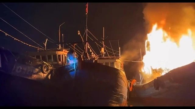 Cháy 4 tàu cá neo đậu sát nhau tại Đà Nẵng
