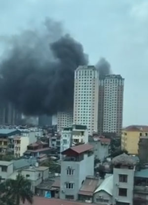 Hà Nội: Cháy tại khu đô thị Xa La, nghi có người kẹt trong thang máy