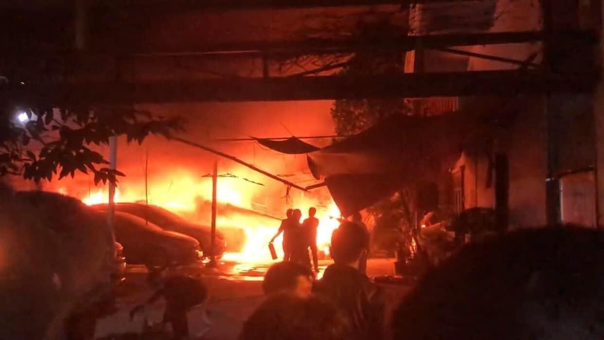 Dập tắt đám cháy bãi để ô tô gần chung cư mini tại Khương Đình