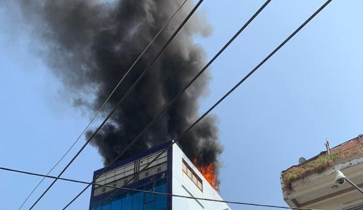 Cháy công ty trang sức ở TP.HCM khiến hàng chục người tháo chạy