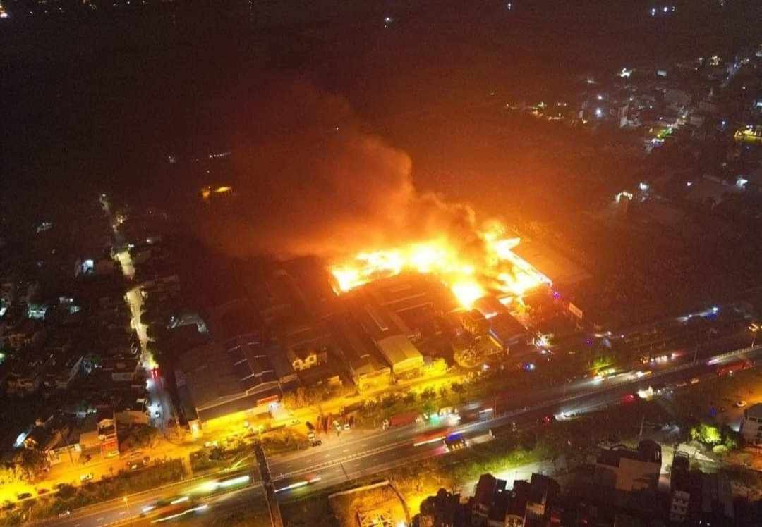 Cháy dữ dội công ty bao bì giữa trung tâm TP Hải Dương