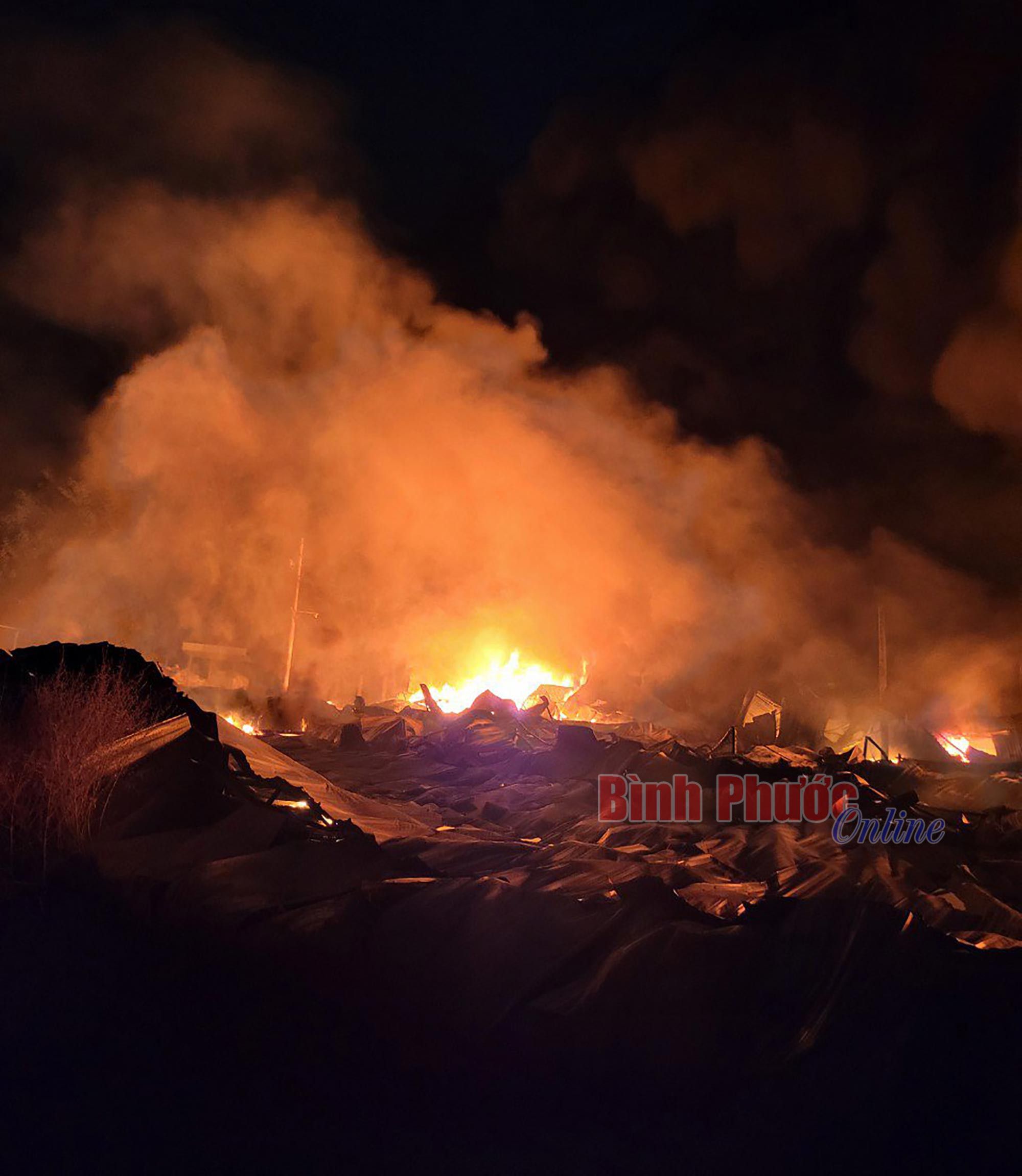 Xuyên đêm dập đám cháy lớn ở công ty sản xuất bao bì tại Bình Phước
