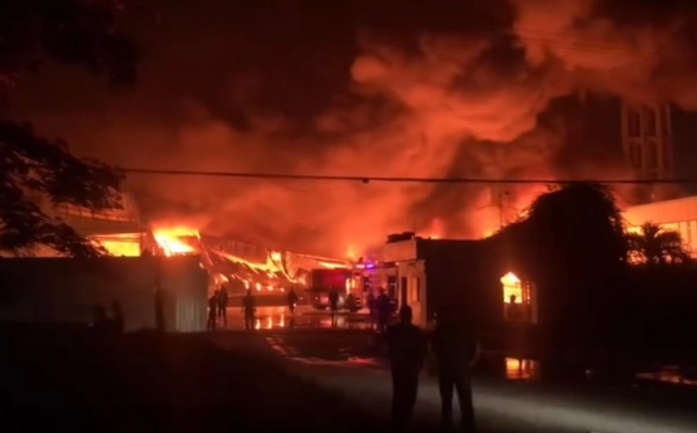 Cháy lớn 4000m2 nhà xưởng bị thiêu rụi