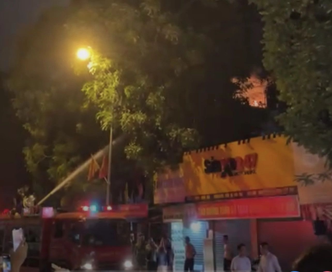 Lại cháy nhà dân trong đêm tại Hà Nội