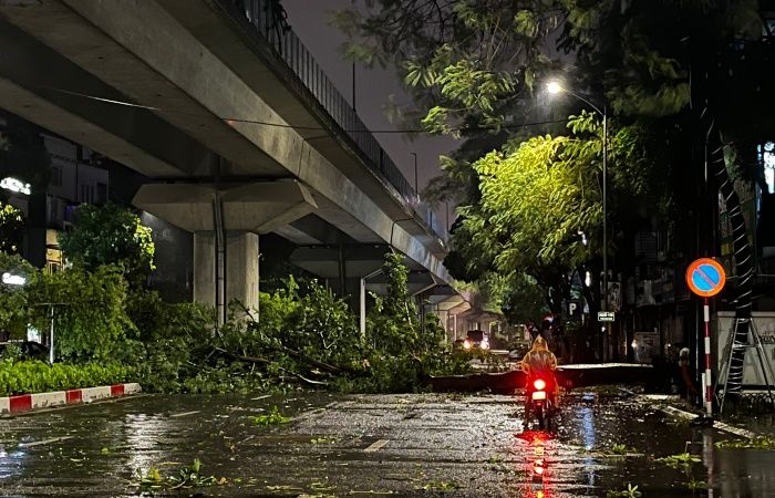 Những hình ảnh tan hoang trên các tuyến phố Hà Nội được ghi nhận ngay lúc này: Bão số 3 quá khủng khiếp!