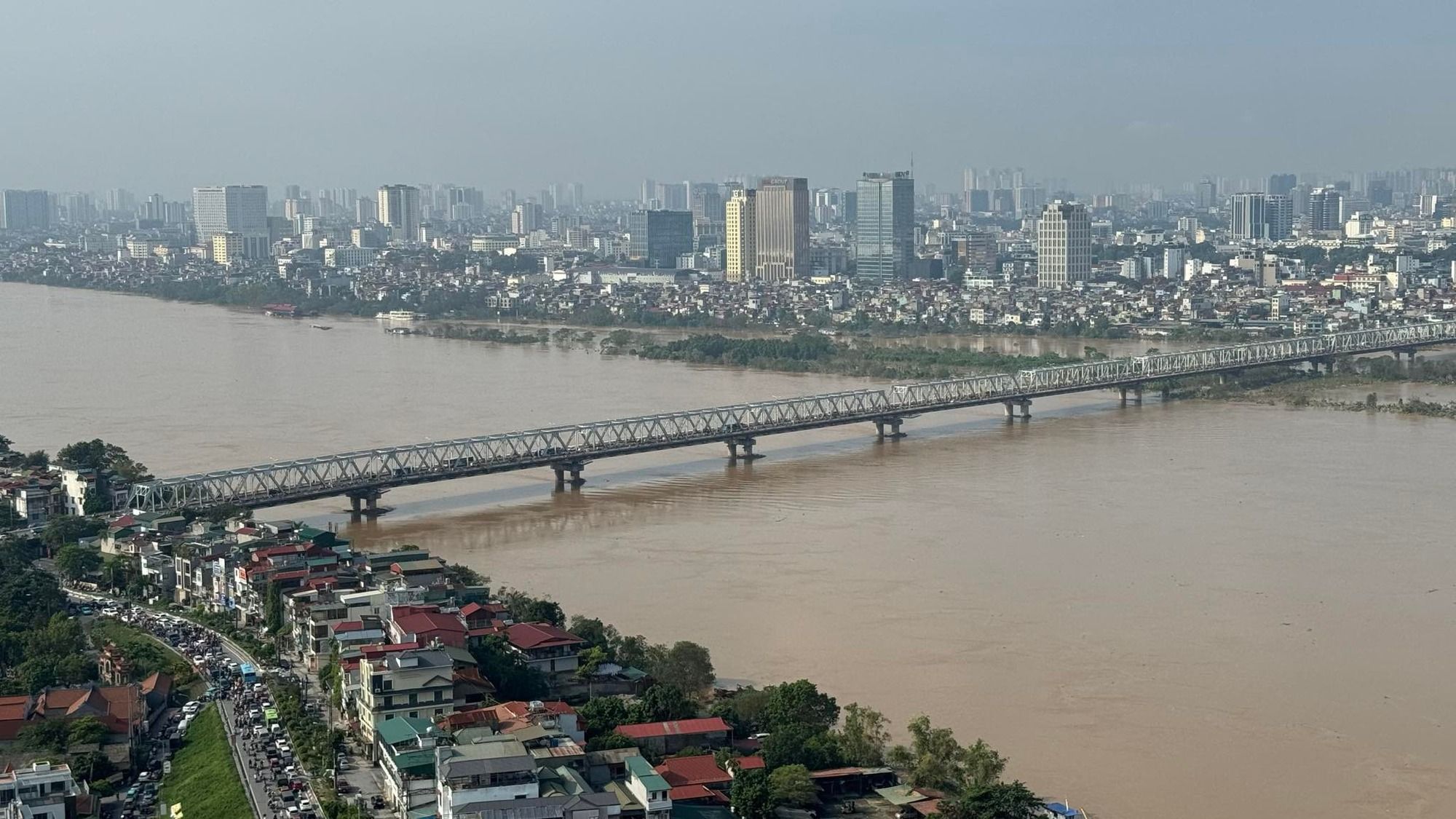 Hình ảnh mới nhất tại cầu Long Biên sáng 13/9: Mực nước sông Hồng giảm dần, các trụ cầu ngoi cao hơn trên mặt nước