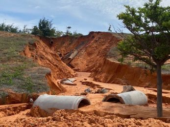 Giải pháp ngăn lũ cát đỏ tràn xuống đường ở Bình Thuận