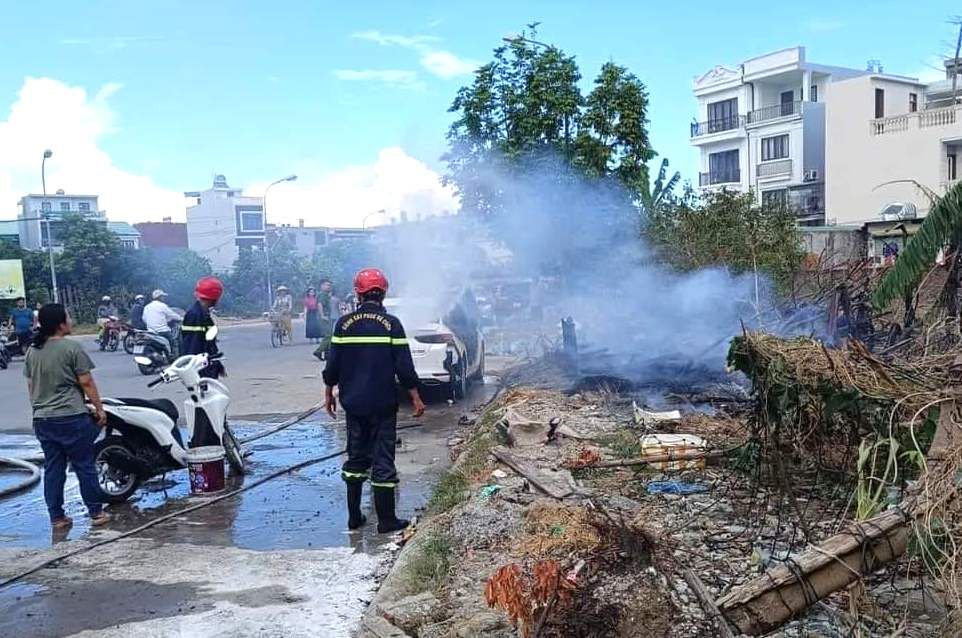 Thông tin bất ngờ về người đàn ông đốt rác làm cháy xe ô tô