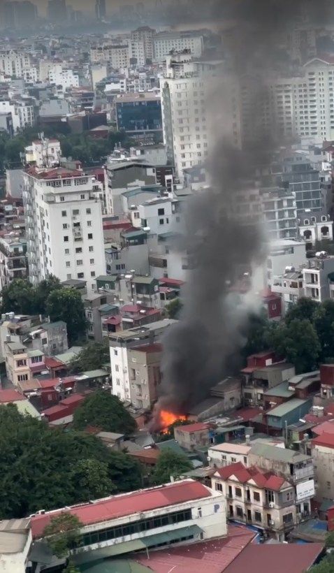 Nguyên nhân vụ cháy ở Đê La Thành, cột khói bốc cao hàng chục mét