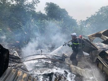 Hà Nội: Cháy ngùn ngụt trên đường Phùng Khoang