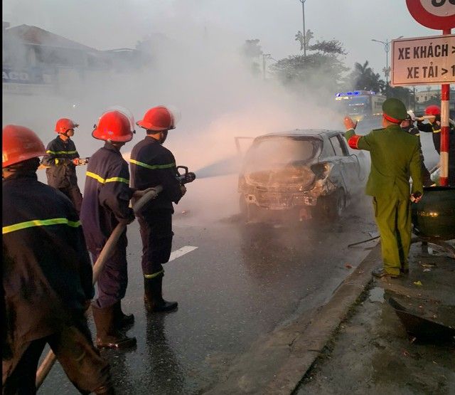 Hai ô tô bốc cháy dữ dội khi di chuyển trên đường