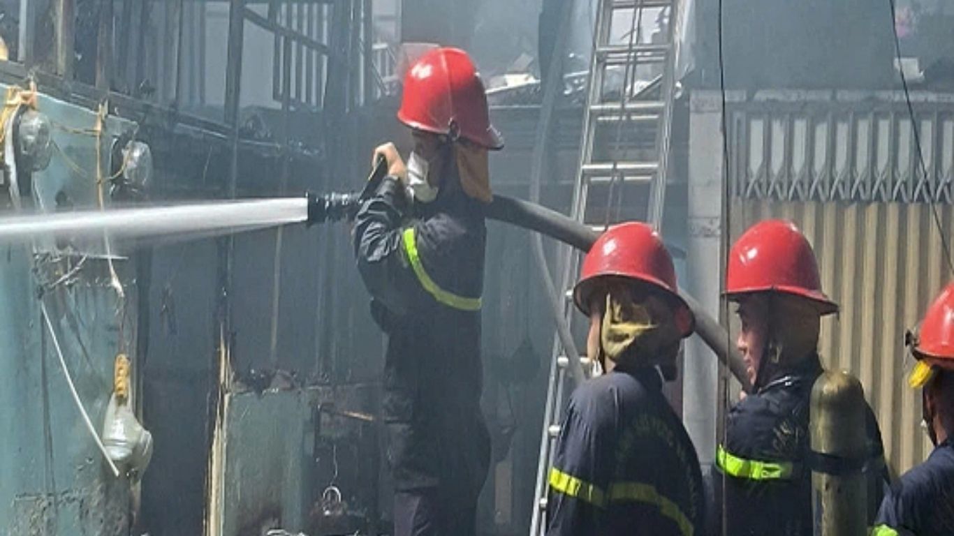 Nhiều phòng trọ ở TP HCM bị thiêu rụi