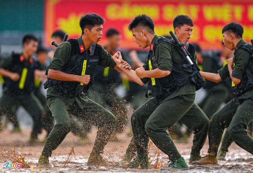 Tân binh cảnh sát cơ động diễn tập trấn áp bạo loạn