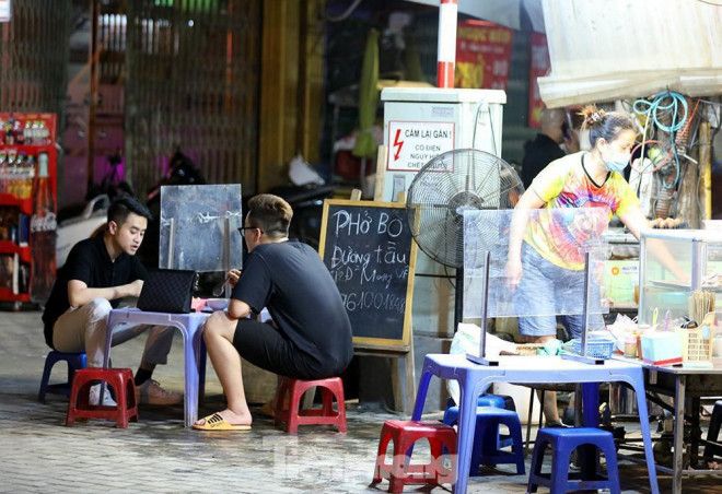 Hà Nội: Chủ quán ăn tất bật dọn dẹp, đón khách ngay trong đêm