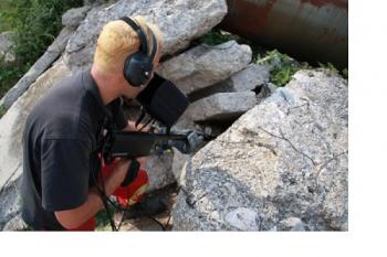 Bộ dò tìm nạn nhân dưới đống đổ nát 