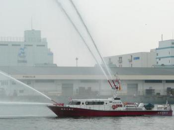 Thuyền chữa cháy trên sông, biển 